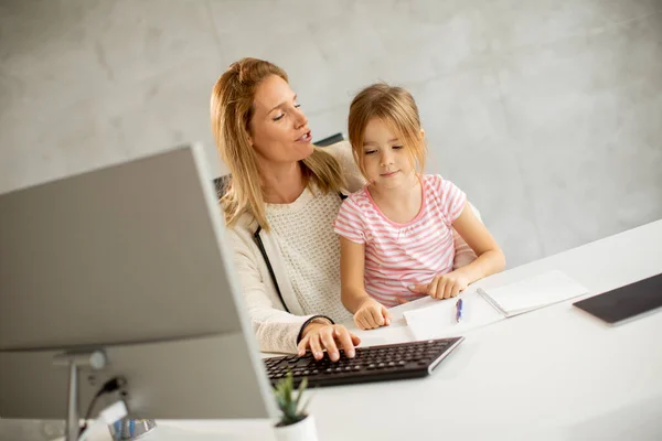 Working Mutter Mit Sie Süß Tochter Die Büro — Stockfoto