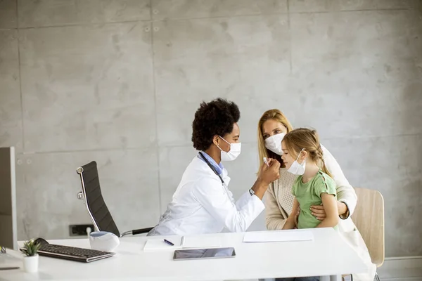 Madre Con Hija Pequeña Examen Pediatra Por Doctora Afroamericana —  Fotos de Stock