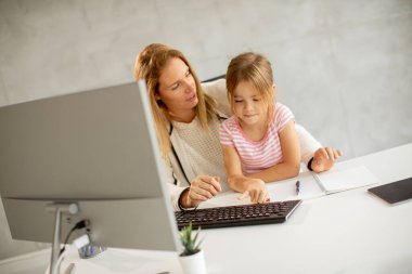 Ofiste sevimli kızıyla çalışan bir anne.