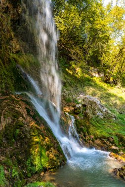 Sırbistan 'ın Zlatibor dağındaki Gostilje şelalesine bak