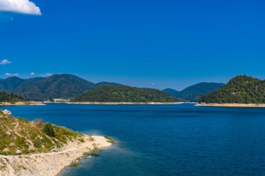 Sırbistan 'daki Zaovine Gölü' ne bak