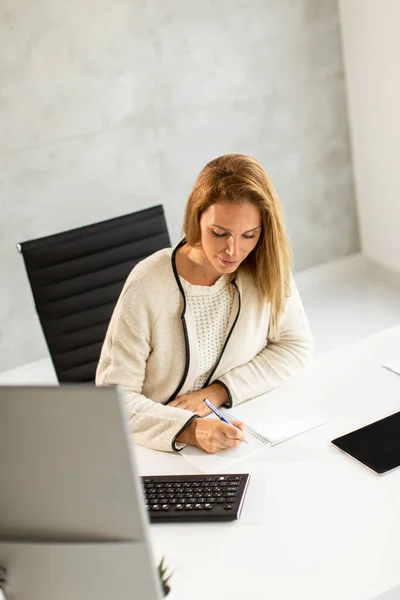 Bbeautiful Mujer Negocios Que Trabaja Ordenador Portátil Oficina Moderna Brillante — Foto de Stock