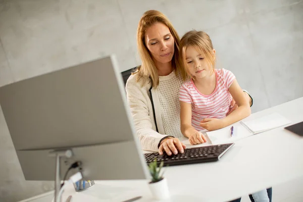 Working Mutter Mit Sie Süß Tochter Die Büro — Stockfoto