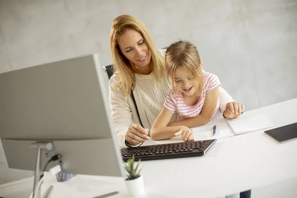 Working Mother Her Cute Daughter Office — Stock Photo, Image