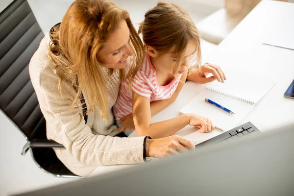 Working Mutter Mit Sie Süß Tochter Die Büro — Stockfoto