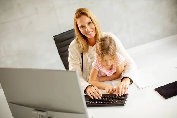 Working Mutter Mit Sie Süß Tochter Die Büro — Stockfoto