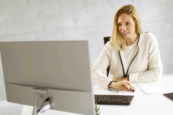 Mulher Negócios Bonita Que Trabalha Computador Portátil Escritório Moderno Brilhante — Fotografia de Stock