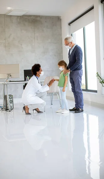 Uomo Anziano Con Sua Nipotina All Esame Pediatrico Medico Donna — Foto Stock