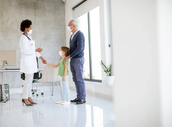 Senior Man Met Zijn Kleindochter Bij Het Pediater Onderzoek Door — Stockfoto