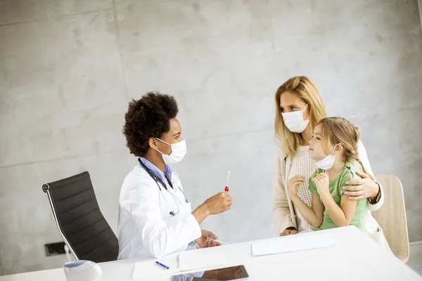 Moeder Met Zijn Dochtertje Bij Het Pediatrisch Onderzoek Door Afro — Stockfoto