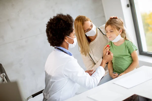 Moeder Met Zijn Dochtertje Bij Het Pediatrisch Onderzoek Door Afro — Stockfoto