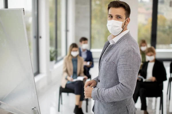 Skupina Podnikatelů Ochrannými Maskami Obličeje Vzdělávacím Fóru Obchodní Seminář Korporátní — Stock fotografie