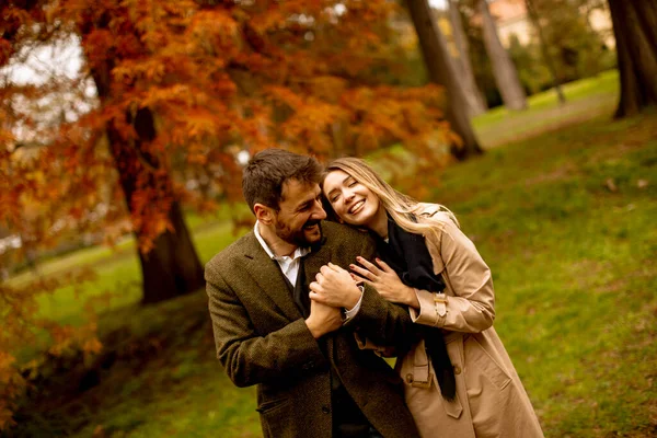 美丽的年轻夫妇在秋天的公园里 — 图库照片
