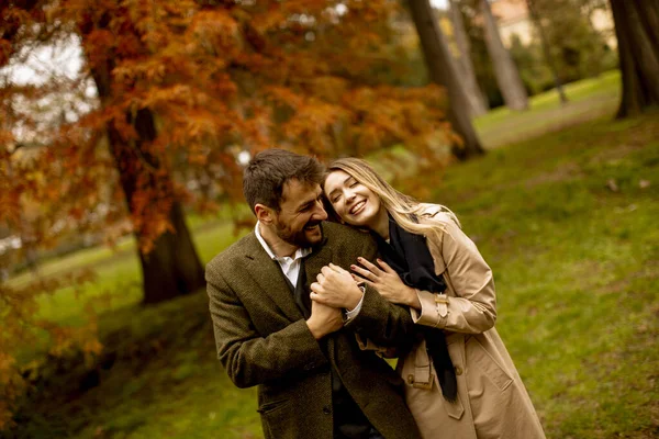 Güz parkında yakışıklı genç bir çift.