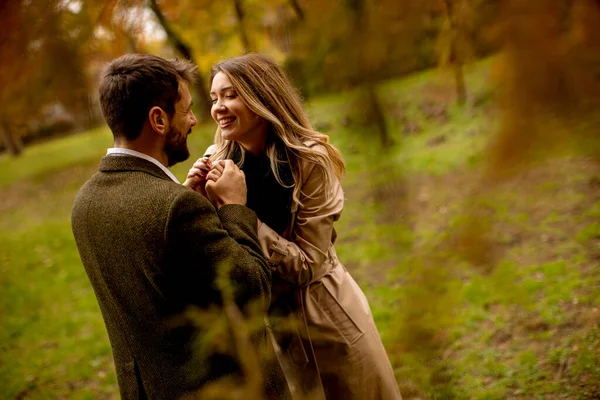 Bella Giovane Coppia Nel Parco Autunnale — Foto Stock