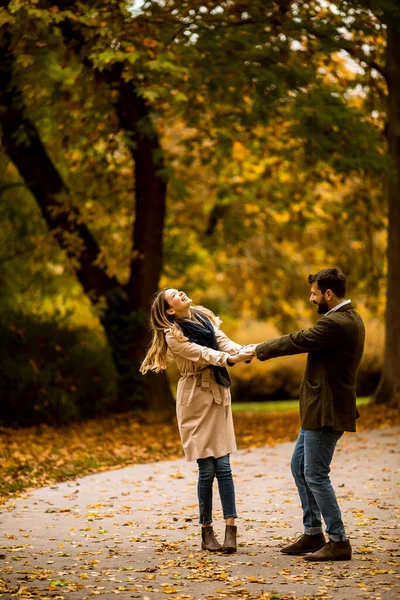 Knap Jong Stel Dat Plezier Heeft Het Herfstpark — Stockfoto