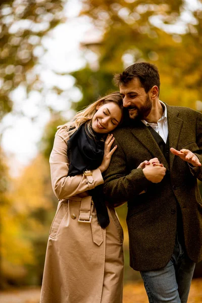 Bonito Jovem Casal Andando Parque Outono — Fotografia de Stock