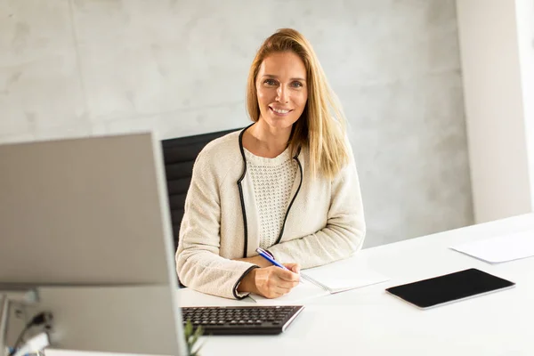 Bbeautiful Business Woman Working Laptop Bright Modern Office — 图库照片