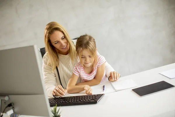 Working Mutter Mit Sie Süß Tochter Die Büro — Stockfoto