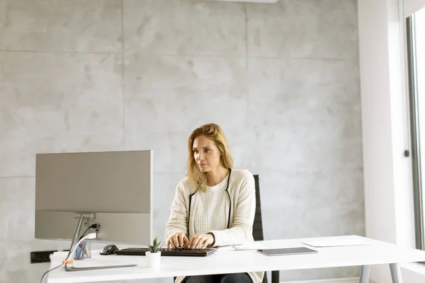 Bbeautiful Businesswoman Working Laptop Bright Modern Office — Stock Photo, Image