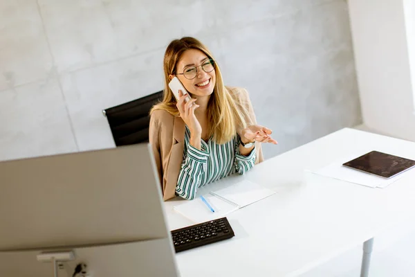 Pretty Young Woman Using Mobile Phone While Sitting Desk Office — Stock Photo, Image