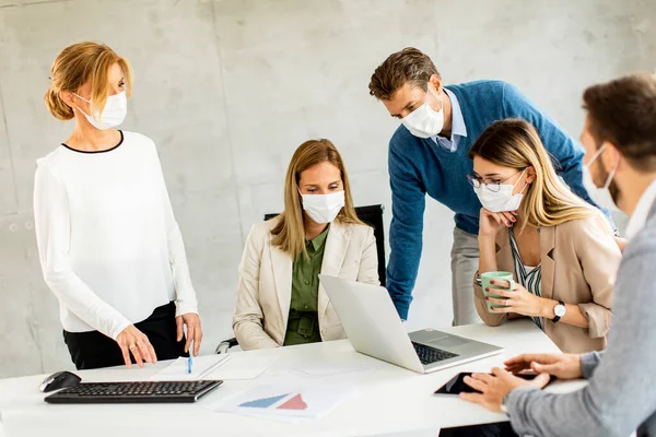 Équipe Gens Affaires Travaillant Sur Projet Avec Des Masques Faciaux — Photo