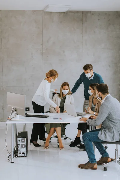 Team Von Geschäftsleuten Arbeitet Einem Projekt Mit Gesichtsmasken Als Virenschutz — Stockfoto