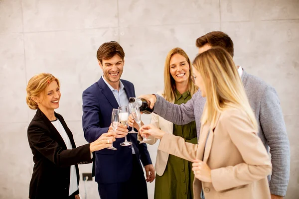 Grupp Glada Affärsmän Firar Och Skålar Med Champagne Kontoret — Stockfoto
