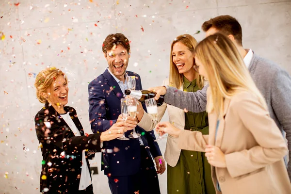 Grupo Empresários Animados Comemorando Brindando Com Confetes Caindo Escritório — Fotografia de Stock