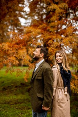 Güz parkında yakışıklı genç bir çift.