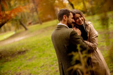 Güz parkında yakışıklı genç bir çift.