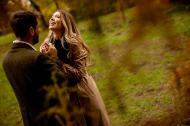 Güz parkında yakışıklı genç bir çift.