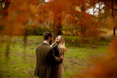 Güz parkında yakışıklı genç bir çift.