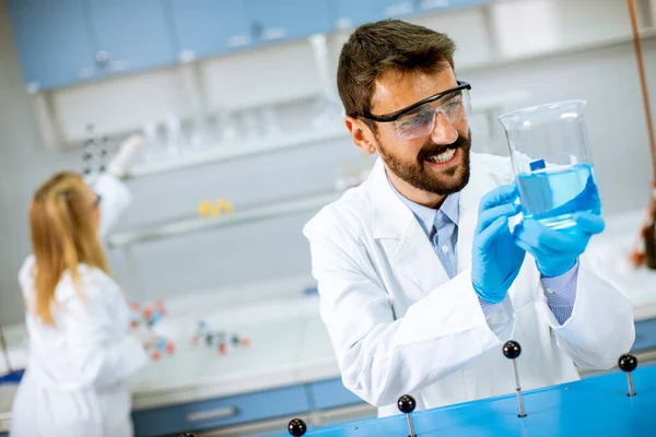 Onderzoeker Werkt Met Blauwe Vloeistof Laboratoriumglas Het Lab — Stockfoto