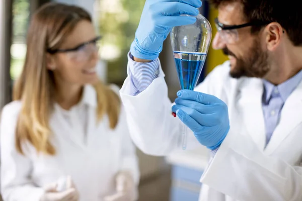 Onderzoeker Werkt Met Blauwe Vloeistof Separatortrechter Het Laboratorium — Stockfoto