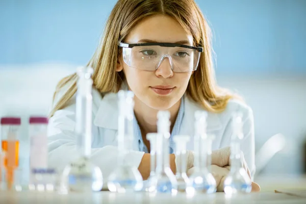 Jonge Vrouwelijke Medische Wetenschappelijke Onderzoeker Zoek Naar Een Kolf Met — Stockfoto