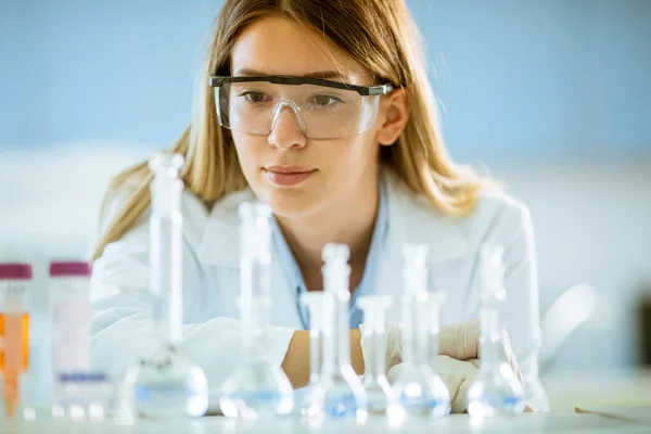 Jonge Vrouwelijke Medische Wetenschappelijke Onderzoeker Zoek Naar Een Kolf Met — Stockfoto