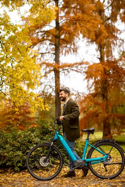 Joven Guapo Con Bicicleta Eléctrica Parque Otoño — Foto de Stock