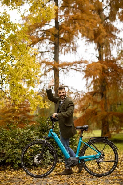 Joven Con Bicicleta Eléctrica Parque Otoño — Foto de Stock