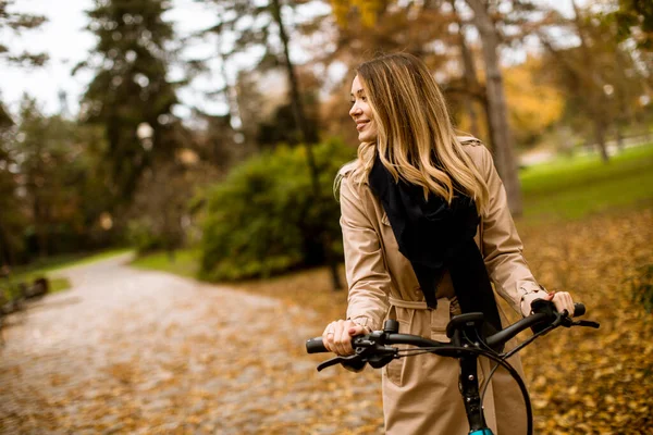 Mujer Joven Bonita Con Bicicleta Eléctrica Parque Otoño — Foto de Stock