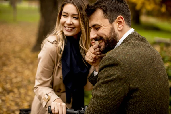 Beau Jeune Couple Dans Parc Automne Avec Vélo Électrique — Photo