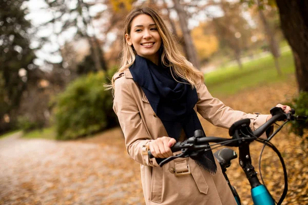 Söt Ung Kvinna Med Elcykel Höstparken — Stockfoto