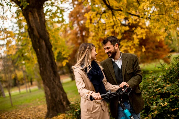 Hermosa Pareja Joven Parque Otoño Con Bicicleta Eléctrica — Foto de Stock