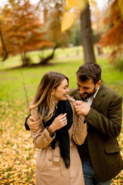 Bonito Jovem Casal Andando Parque Outono — Fotografia de Stock