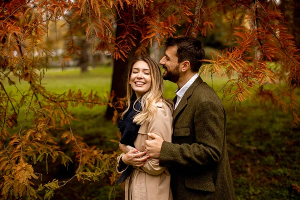 Bonito Jovem Casal Parque Outono — Fotografia de Stock