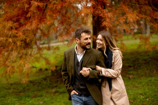 Bella Giovane Coppia Nel Parco Autunnale — Foto Stock