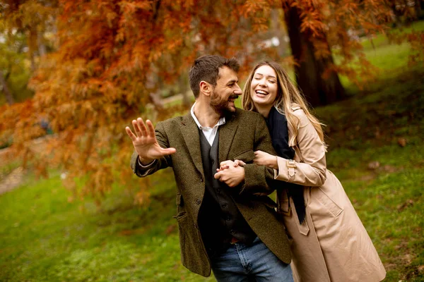 Bella Giovane Coppia Nel Parco Autunnale — Foto Stock