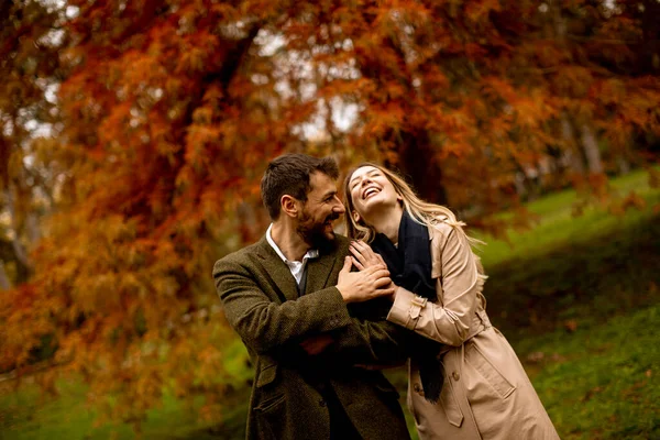 Schönes Junges Paar Herbstpark — Stockfoto