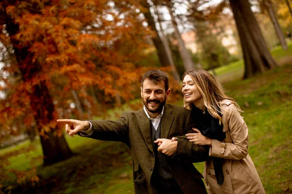 Bella Giovane Coppia Nel Parco Autunnale — Foto Stock