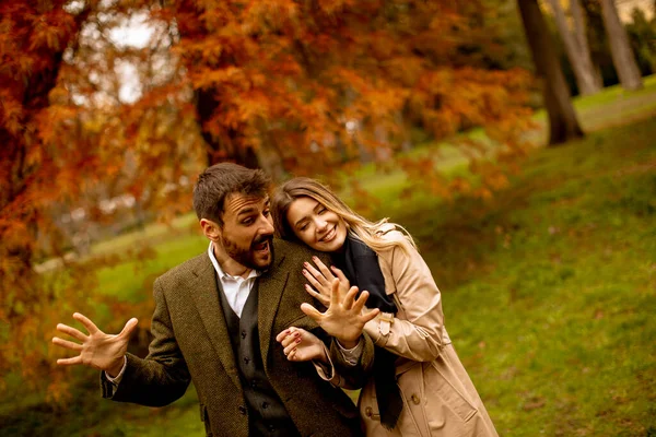 Красивая Молодая Пара Осеннем Парке — стоковое фото
